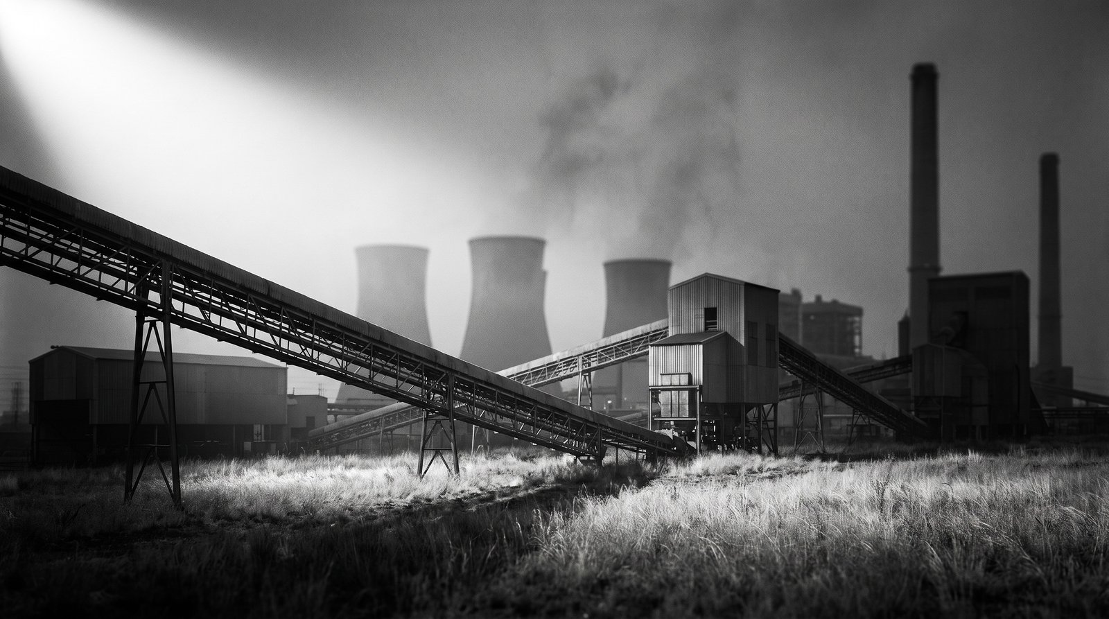 Elektrownia węglowa z chłodniami kominowymi